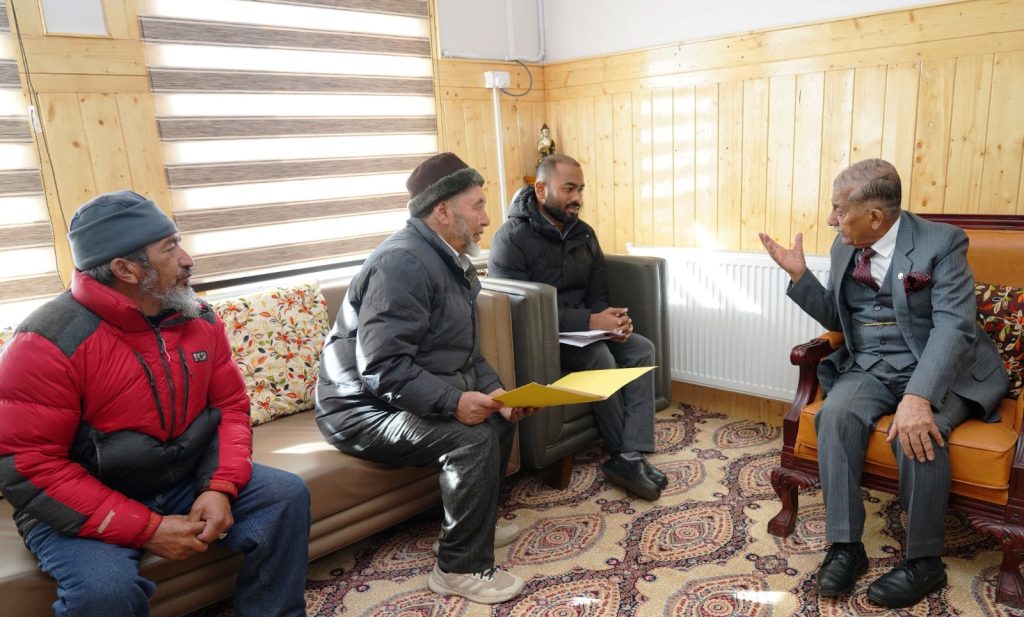 Delegation from Turtuk, Urbis village, Ex-servicemen Society Chuchot call on LG Mishra