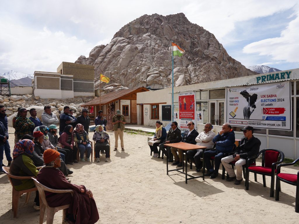 General Observer, Police Observer visit polling stations in Durbuk, Nyoma