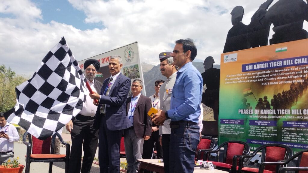 SBI DMD BK Mishra flags off 3rd phase of SBI Kargil Tiger Hill challenge