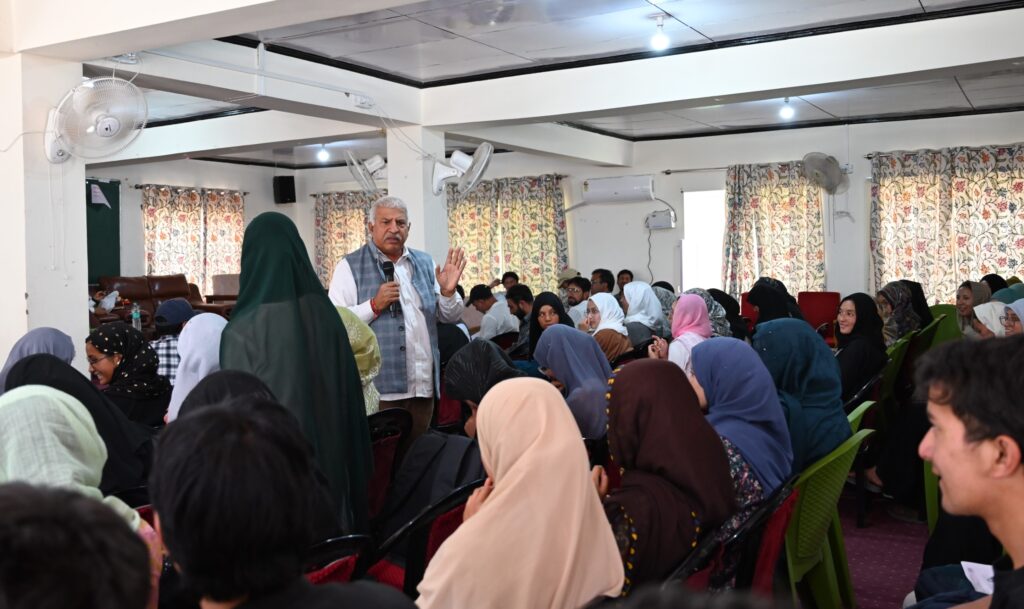 Professor Ajeet Angral conducts career counselling-cum-workshop on PMUSP Yojana at GDC, Kargil
