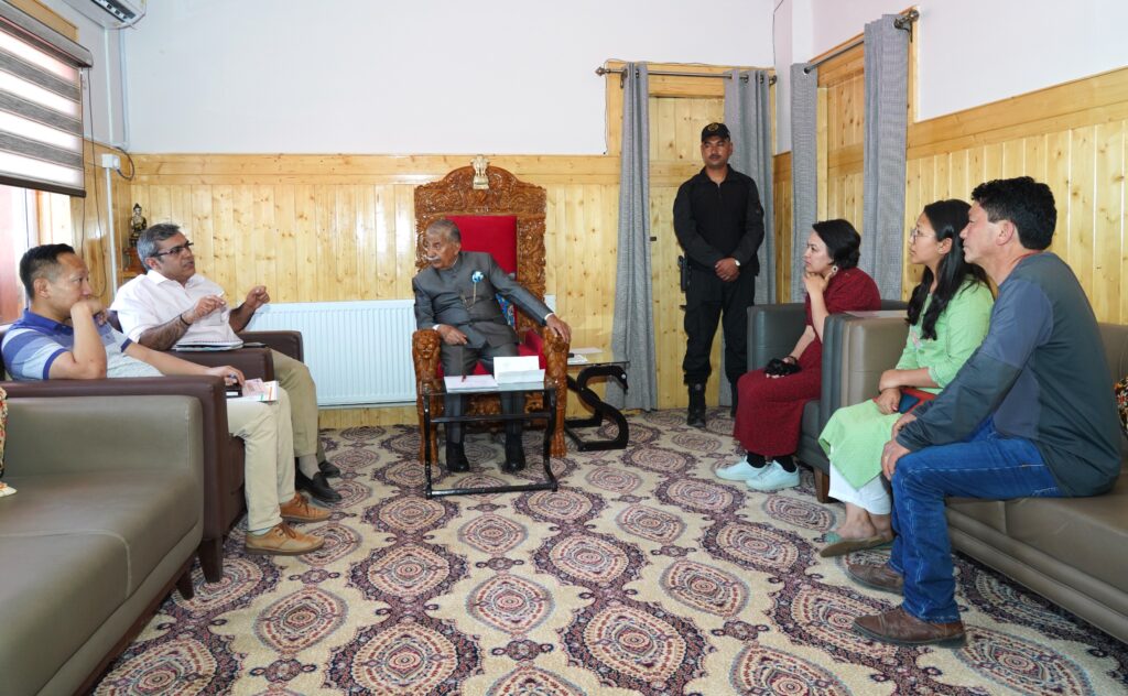 Delegation from Lamdon Jamyang School Khaltse, Yoga teacher Phonsok Ladakhi call on LG Mishra Delegation from Lamdon Jamyang School Khaltse, Yoga teacher Phonsok Ladakhi call on LG Mishra