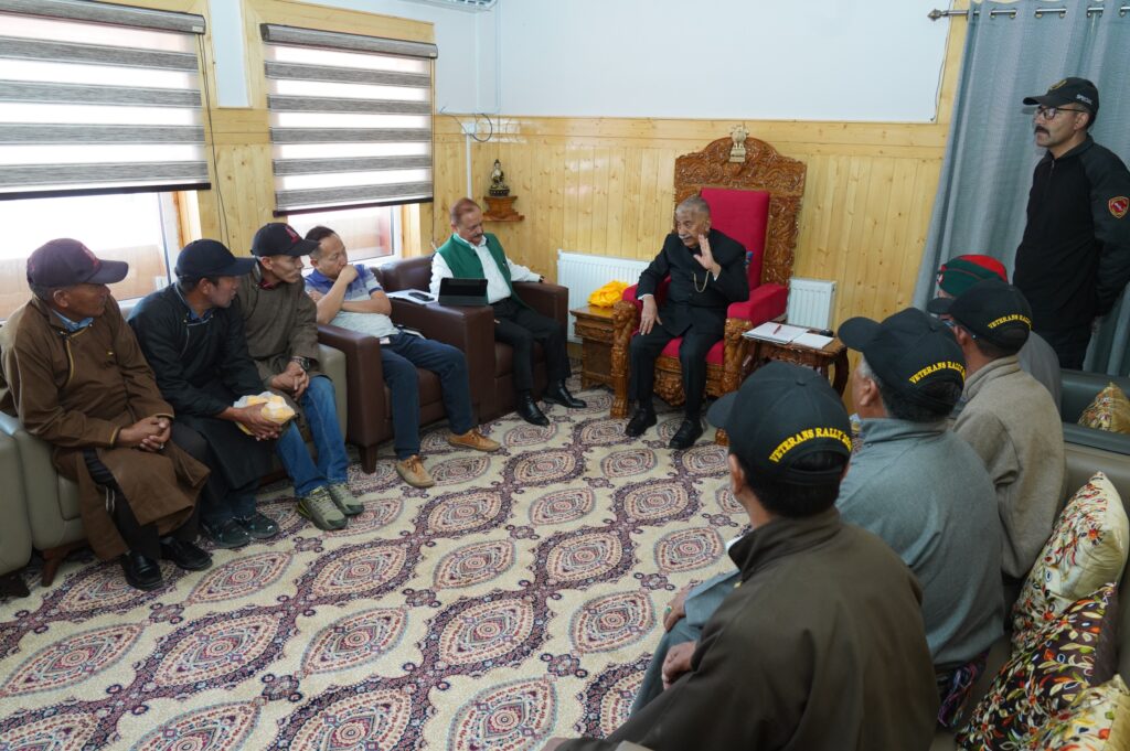 Former Executive Councillor LAHDC Kargil, members of Ex-Servicemen Union Zanskar call on LG