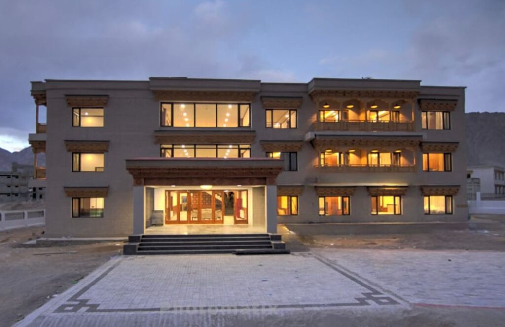 Justice Rabstan inaugurates State-of-the-Art High Court Guest House at Melongthang Leh Justice Rabstan inaugurates State-of-the-Art High Court Guest House at Melongthang Leh