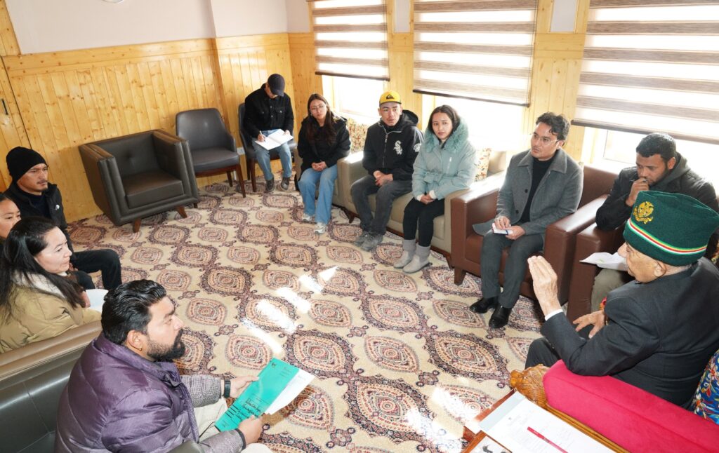 Delegation of Class 4th Employees call on LG Mishra