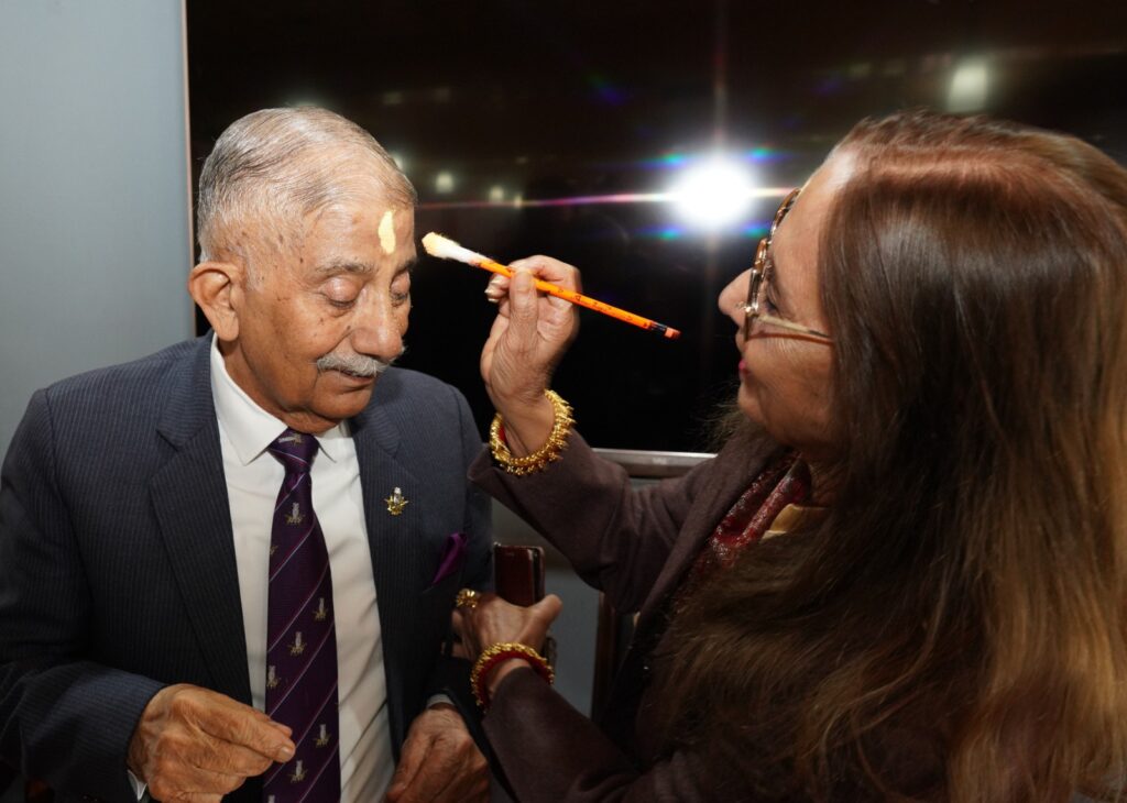 LG Mishra, first lady wish people, celebrate Holi with staff