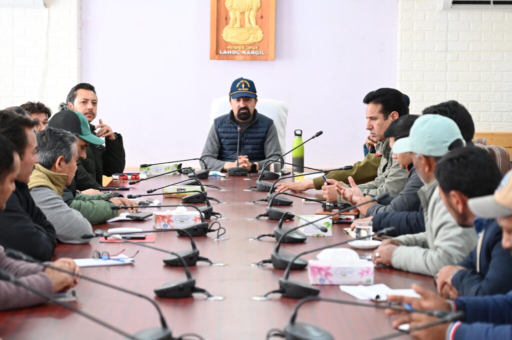 Akhoon reviews snowfall situation in Kargil; emphasizes on timely restoration of essential services