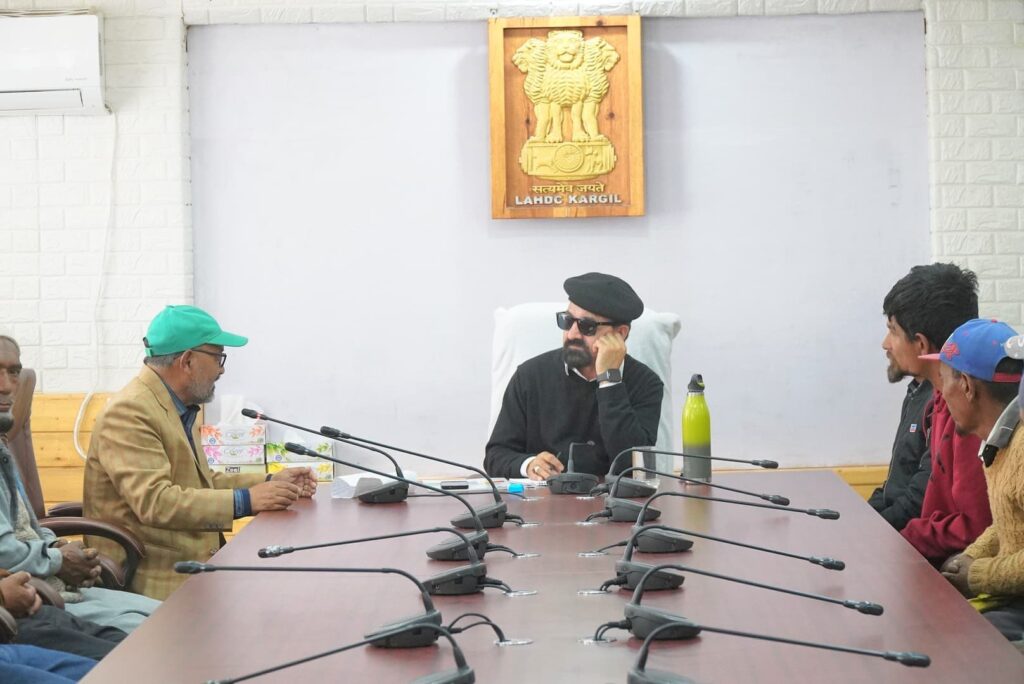 Delegation from Lalung Thasgaum calls on CEC Akhoon Delegation from Lalung Thasgaum calls on CEC Akhoon