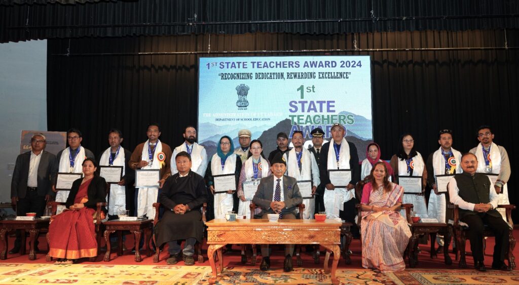 LG Mishra presents State Awards to finest teachers, masters from Ladakh