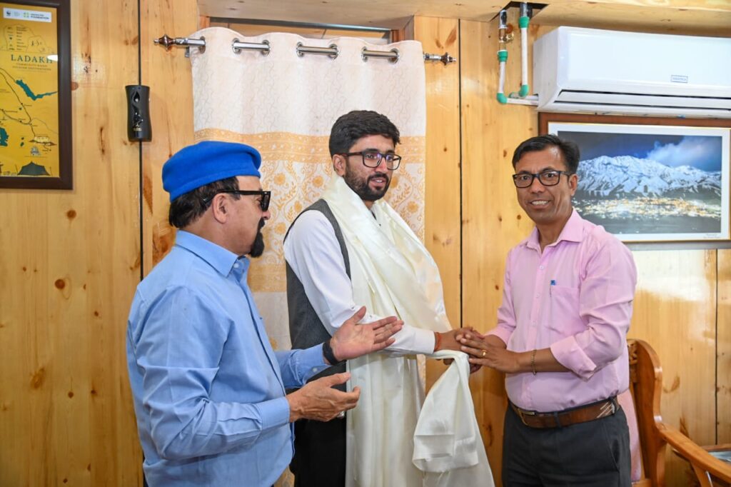 CEC welcomes new DC Kargil, Rakesh Kumar