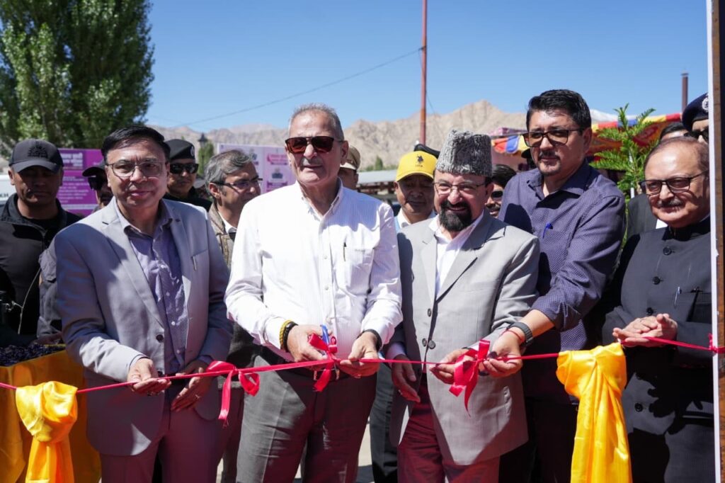 LG Kavinder launches ‘Swasth Nari – Sashakt Parivar Abhiyan’ in Leh