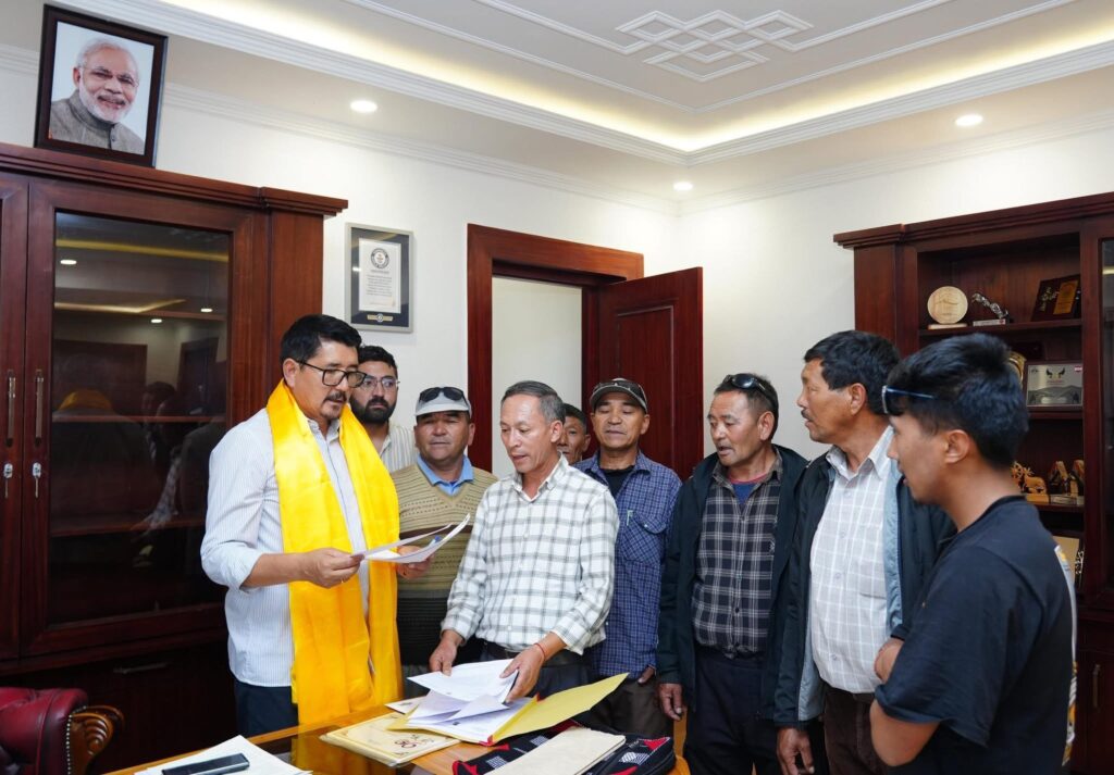 CEC LAHDC Leh, Adv. Tashi Gyalson Called on by Non-Gazetted Electrical Employees Union on Regularisation of PDL/TDL Cases